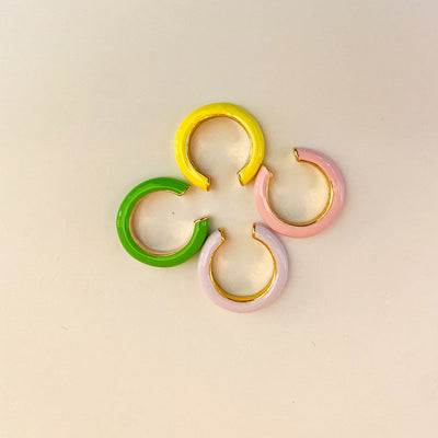 Puños para las orejas en tonos pastel neón